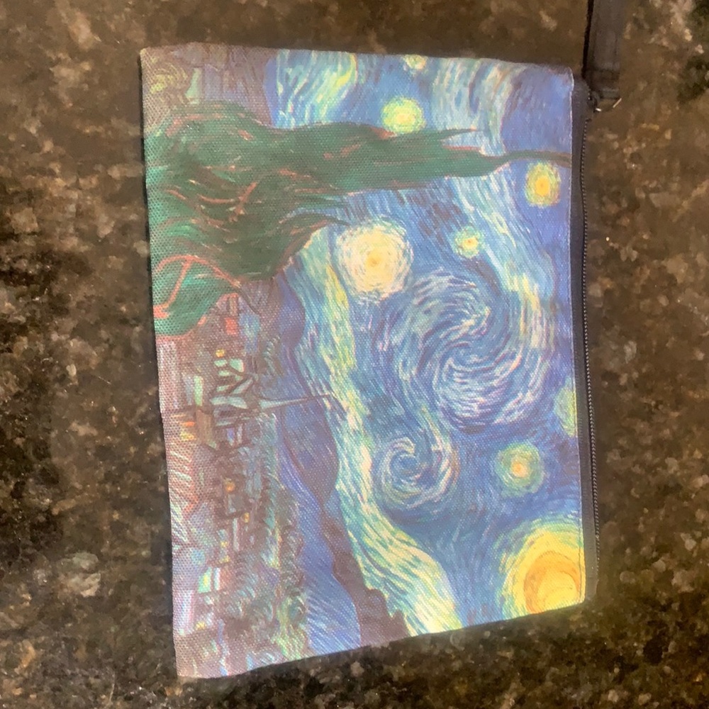 Moma Pouch